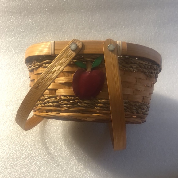 Vintage Apple hand woven basket - Picture 13 of 16